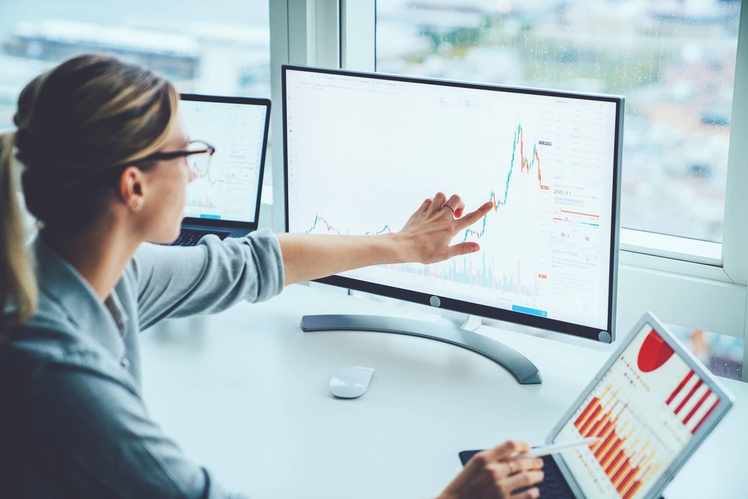 Businesswoman studing stats on computer