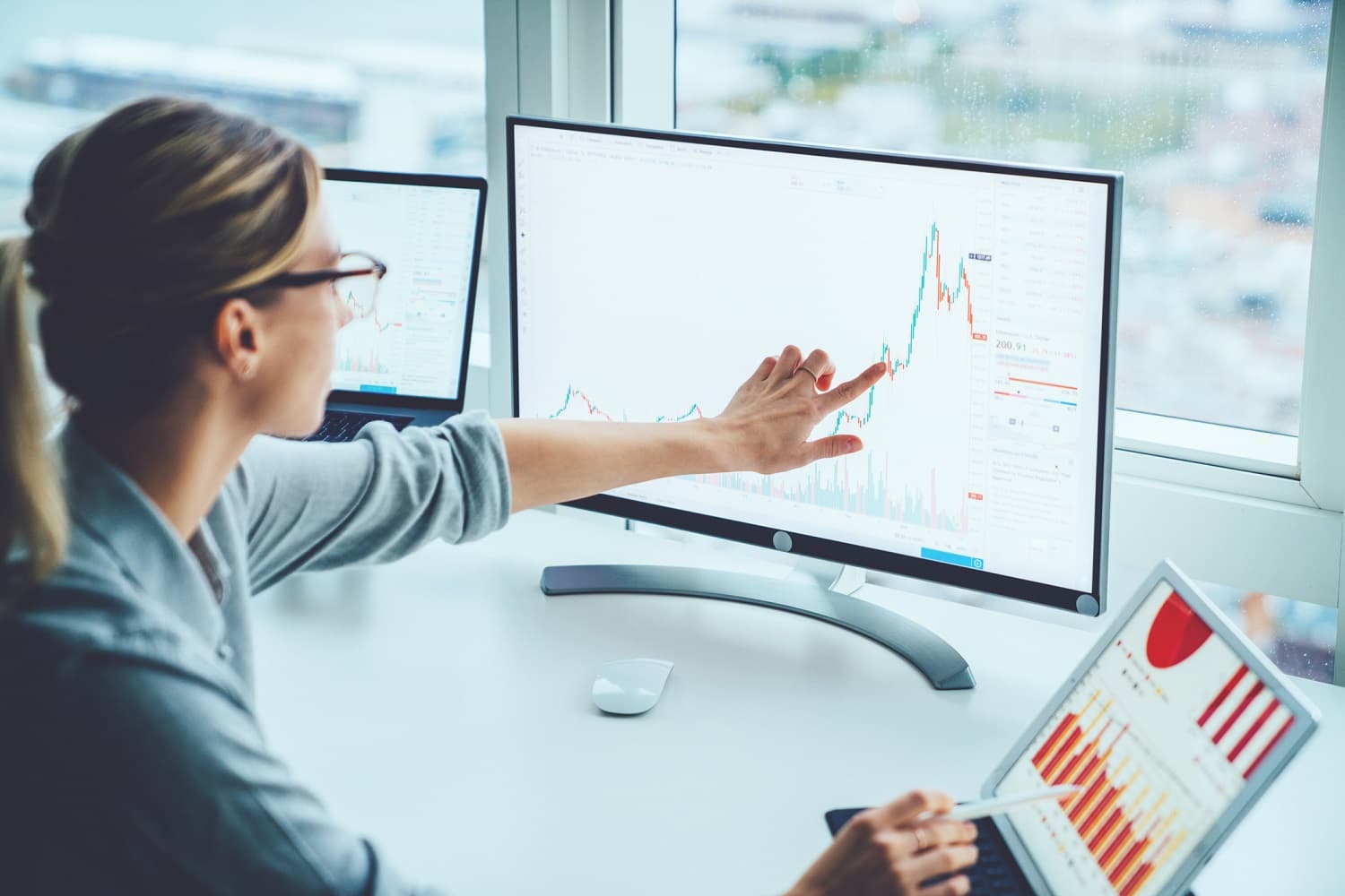 Businesswoman studing stats on computer