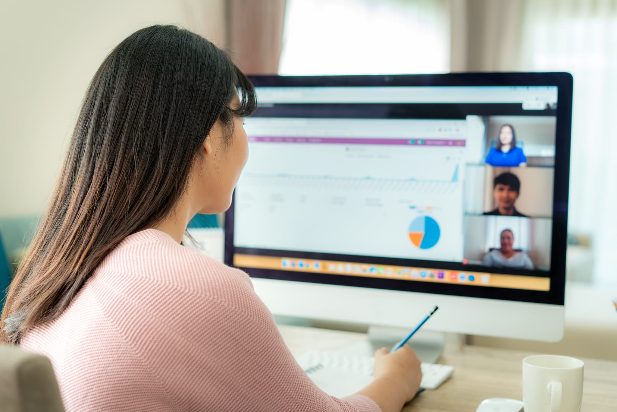 Somebody Using Powerpoint Creating a Self-Running PowerPoint - businessnewsdaily.com